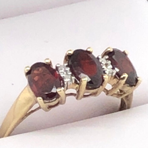9K Yellow Gold Garnet Ring  SI0403